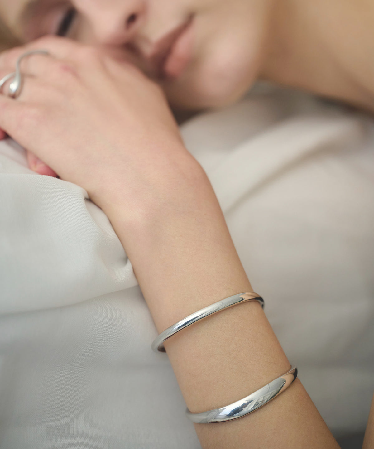 Line sculpture bangle SV – JAMIRAY ONLINE STORE